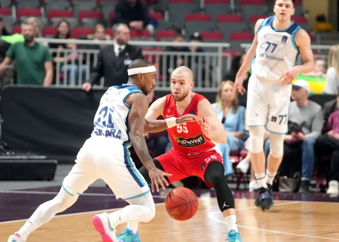 Ukrainas basketbola komandas "Prometey" spēlētājs Iļja Sidorovs (nr.55, sarkanā tērpā) Eirokausa izslēgšanas turnīra pusfināla spēlē basketbolā vīriešiem, kurā tiekas Ukrainas "Prometey" un Ankaras "Turk Telekom" komandas Arēnā Rīga.