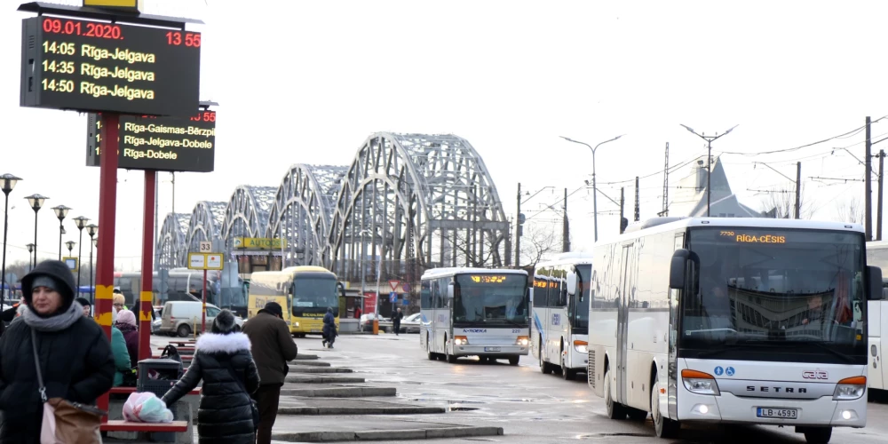 Rīgas Starptautiskā autoosta ir Latvijas lielākā autoosta, kas atrodas tās galvaspilsētas Rīgas centrā, Prāgas ielā 1, starp Rīgas Pilsētas kanālu un uz uzbēruma esošo dzelzceļa sliežu klātni. Autoostai ir 33 platformas, kurās pienāk un no kurām atiet autobusi uz visām lielākajām Latvijas pilsētām un nozīmīgākajām vietām, kā arī uz vairākām Eiropas pilsētām. Netālu atrodas Rīgas Pasažieru stacija un Centrāltirgus.