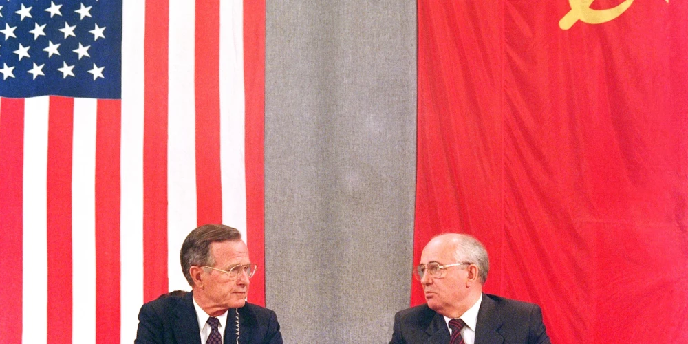 Par "auksto karu" parasti dēvē stāvokli, kas izveidojās pēc Otrā pasaules kara starp ASV ar tās sabiedrotajiem un PSRS ar tās satelītvalstīm. Šo periodu raksturo asa abu lielvalstu politiskā, ekonomiskā, zinātniskā un bruņošanās sacensība. To sauc par "auksto karu", jo konflikts nenoveda pie tiešas karadarbības starp abām lielvarām. Tā būtība — cīņa starp ASV un PSRS un to sabiedrotajiem par varu pasaulē. Aukstais karš ilga no 1947. gada līdz PSRS sabrukuma sākumam 1991. gadā