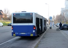 Autobuss sabiedriskā transporta pieturvietā.