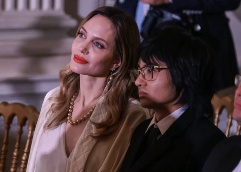 Анджелина Джоли пришла в Белый дом с одним из приемных сыновей