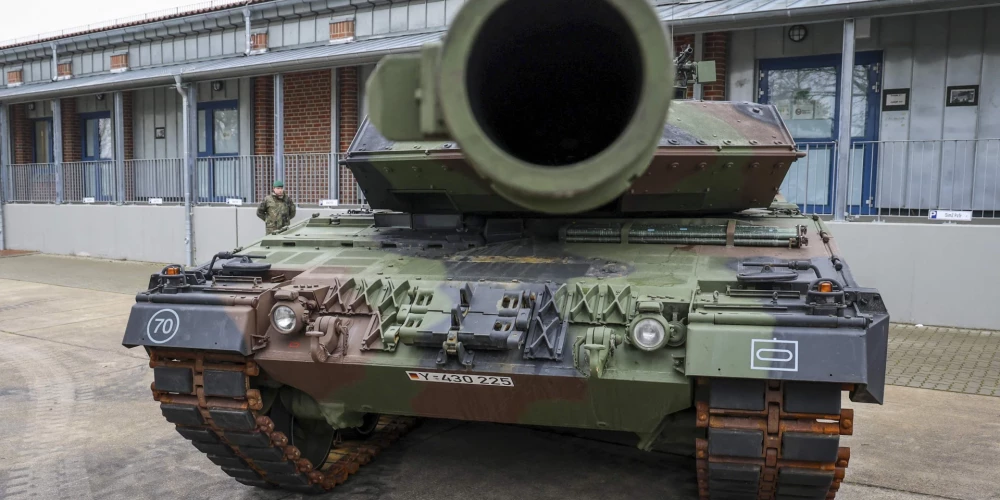 Ukrainai ir piegādāti 98% solīto kaujas mašīnu, norāda NATO