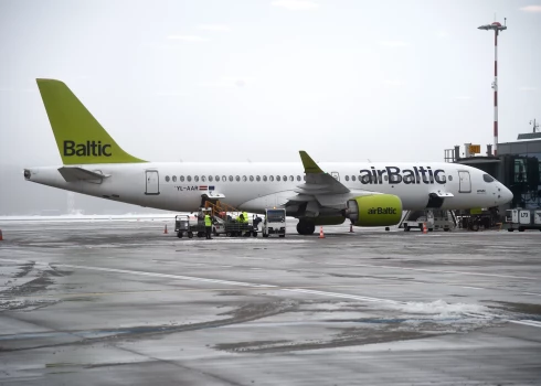 Latvijas nacionālās lidsabiedrības "airBaltic" lidmašīna starptautiskajā lidostā "Rīga".