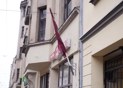 FOTO: netīri logi un noplucis valsts karogs – kas palicis pāri no “Tautas kalpu” biroja pēc zaudētām vēlēšanām