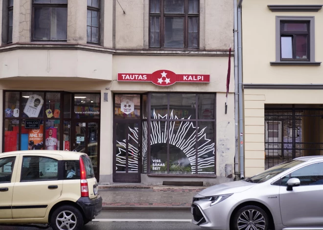 Covid-19 pandēmijas mēnešos ar dažādām protesta akcijām izcēlās biedrība “Tautas kalpi”, kas pēcāk pārņēma grožus skandalozajā prokrieviskajā partijā “Jaunā saskaņa”, uzlika patriotiskāku nosaukumu un solīja iet “Ungārijas ceļu”. Līdz pat vēlēšanām partija darbojās birojā Čaka ielā.