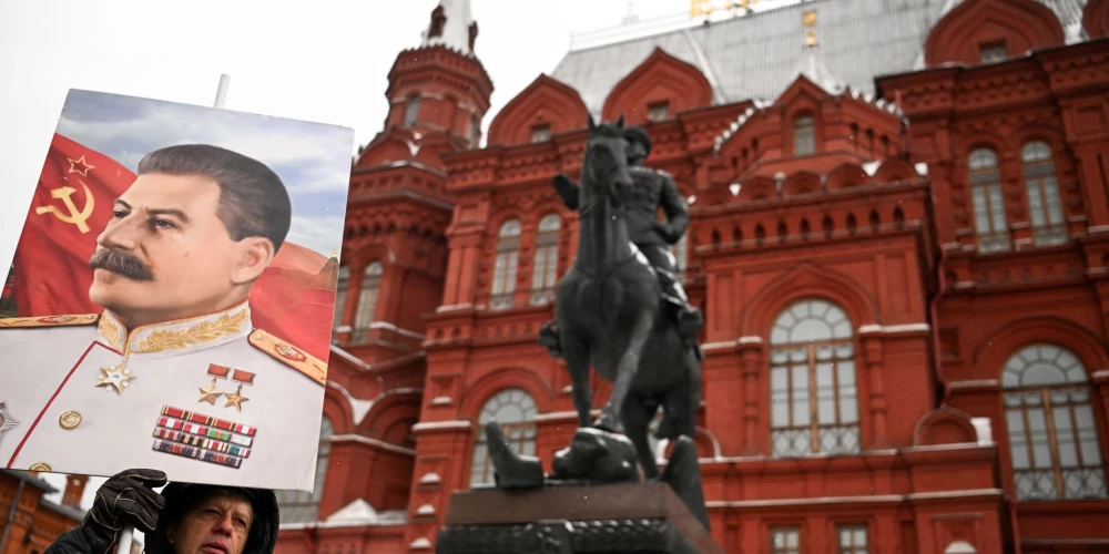 Krievija aizvien vairāk slīd atpakaļ staļinismā.