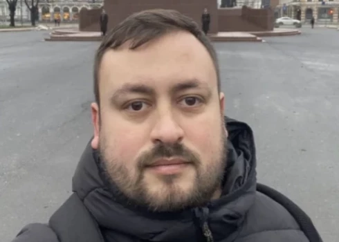 Spiegošanā apsūdzētais Kremļa propagandists Marats Kasems izlaists no cietuma Latvijā
