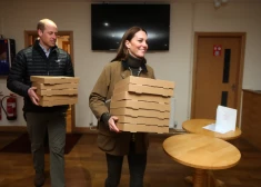 ФОТО: принцесса Кэтрин и принц Уильям купили пиццу в уличном трейлере