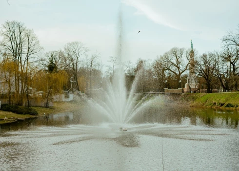 Strūklaka Rīgas kanālā.