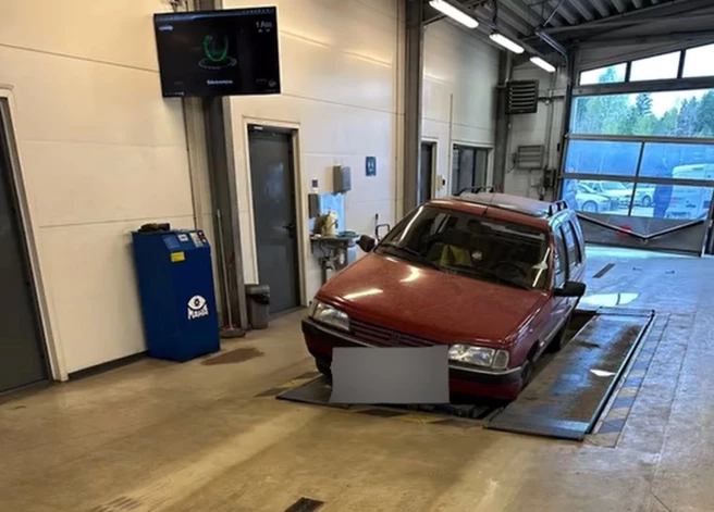 Saniknojies 60 gadus vecs “Peugeot” īpašnieks par neveiksmīgo jau trešo reizi pēc kārtas neizieto spēkrata tehnisko apskati trešdien, 26. aprīlī, taranēja Ceļu satiksmes drošības direkcijas Siguldas ēku.