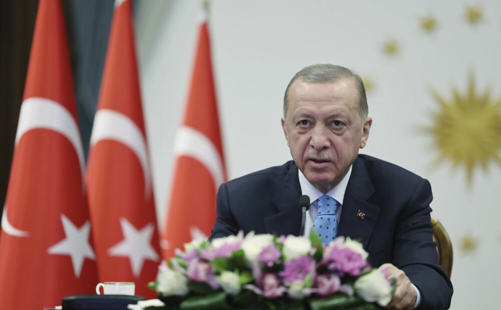 Erdogans trešo dienu pēc kārtas atcēlis vēlēšanu kampaņas pasākumus
