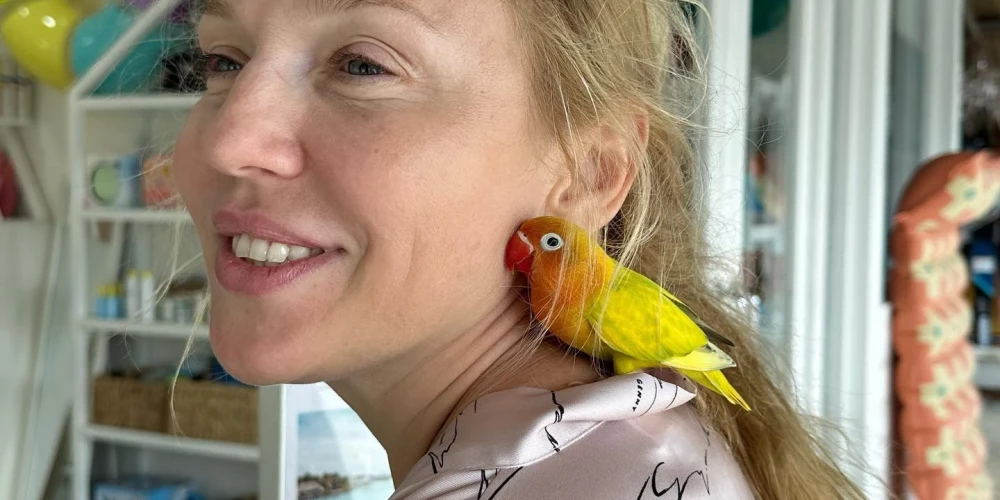   "Вьем гнездышко": Альбина Джанабаева поделилась милым фото без макияжа и с попугаем