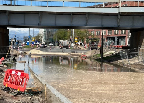 VIDEO: Krastmalas pārbūvētāji Rīgas centrā pārrāvuši ūdensvadu