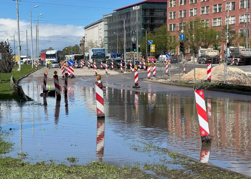 ВИДЕО: в Риге из-за строительства Rail Baltica лопнул водопровод; остановлено движение трамваев по двум маршрутам