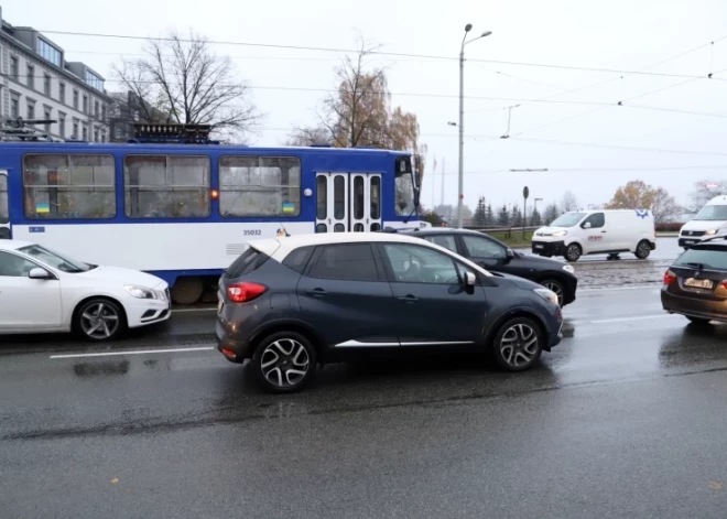 Движение транспорта в центре Риги восстановлено после прорыва водопровода