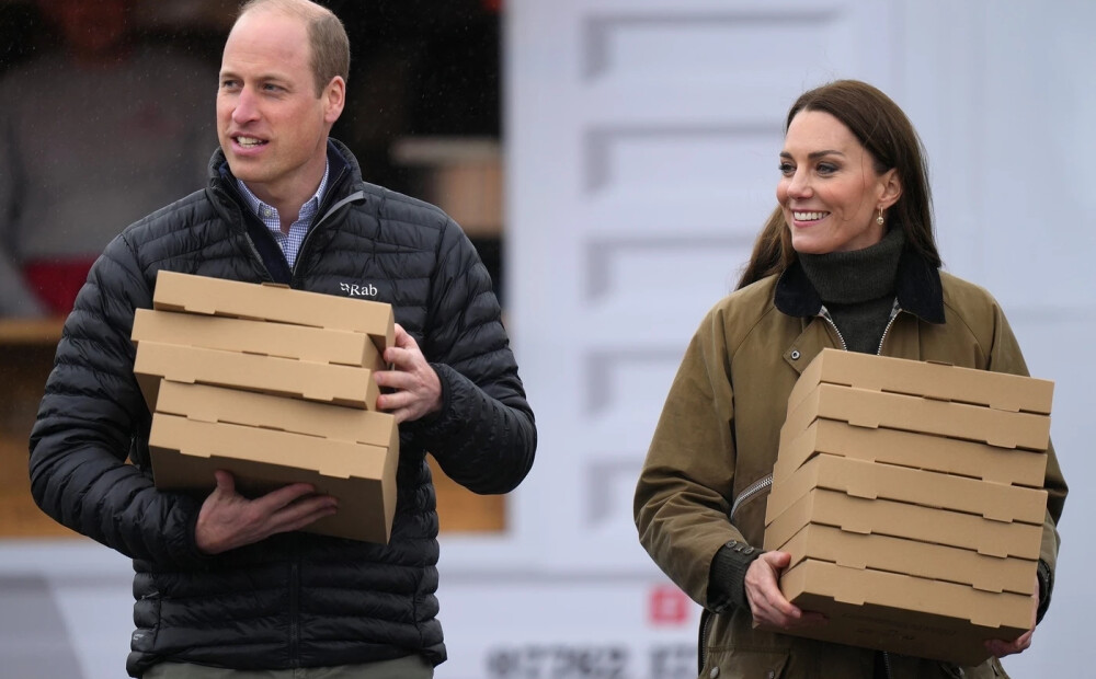 FOTO. Princis Viljams un princese Ketrīna nopērk picu no ielu tirgotāja