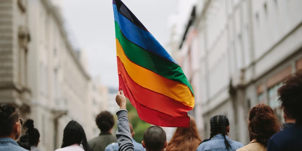 Минюст РФ заглянет в паспорт и в трусы: трансгендерным людям в России могут запретить замену гендерного маркера в документах