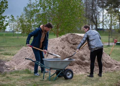 Saeimas deputāti un darbinieki ikgadējā pavasara talkā sakopj Jāņa Čakstes dzimtas māju apkārtni (foto: Saeimas Preses dienests)