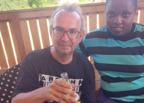 Krogus meita Tedija vienmēr priecājas mani redzēt, vienīgo muzungu jeb balto viņas viesu pulkā.