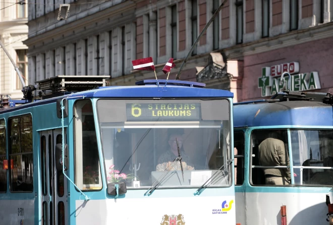 1990. gada 4. maija pievakarē Rīgas sabiedriskais transports bija līdz ūkai pārpildīts. It sevišķi 6. tramvajs, kuram pēkšņi vienā laikā uz Vecrīgu nācās nogādāt strādnieku tūkstošus no lieluzņēmumiem – “Juglas manufaktūras”, “Alfas”, Vagonbūves rūpnīcas, VEFa, “Darba spara” un elektromehāniskās “armatūras”.