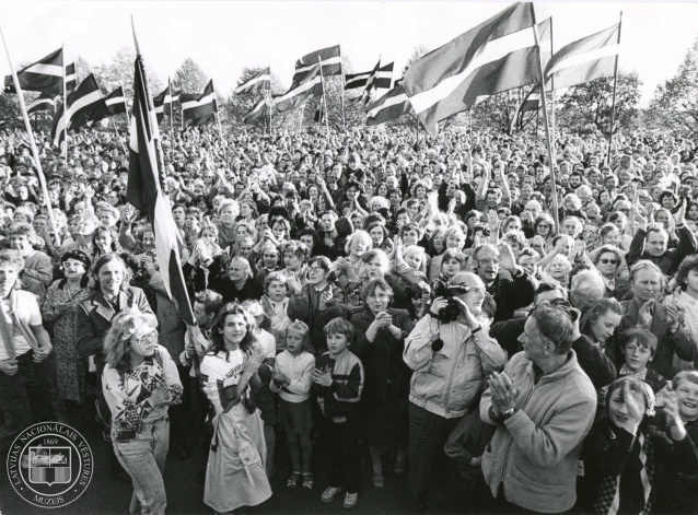 1990. gada 4. maija vakarā prieku par Latvijas neatkarības atjaunošanu Daugavmalā pauda vairāk nekā 100 000 manifestantu.