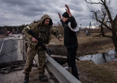 Ukrainas karavīrs 2022. gada 6. martā pārmeklē civiliedzīvotāju ciematā, kas atrodas uz austrumiem no Brovari.