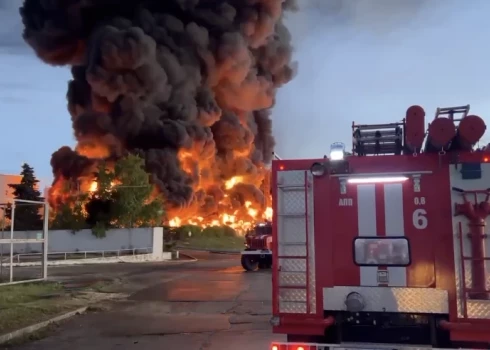 Площадь пожара составляет около 1000 квадратных метров. (Фото: скриншот видео)