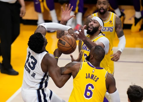"Lakers" sagrauj "Grizzlies" un iekļūst ceturtdaļfinālā; "Kings" sērijā pret "Warriors" nodrošina septīto spēli