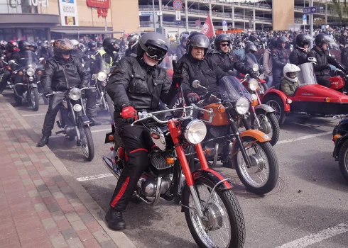 ФОТО, ВИДЕО: байкеры ярко и шумно открыли мотосезон парадом по улицам Риги 