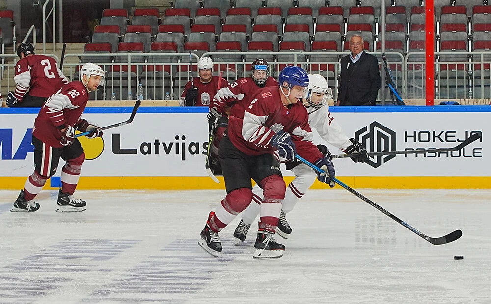 Dārziņš ar 4 gūtiem vārtiem sekmē bijušo Latvijas izlases spēlētāju uzvaru pār Saeimas hokeja komandu