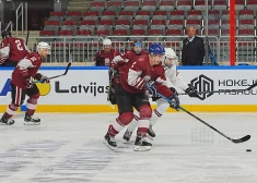Dārziņš ar 4 gūtiem vārtiem sekmē bijušo Latvijas izlases spēlētāju uzvaru pār Saeimas hokeja komandu