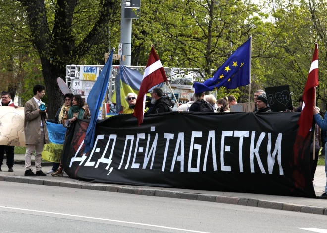 Pie Krievijas vēstniecības norisinās biedrības "Krievu balss Latvijai" rīkotais pikets, iestājoties pret Krievijas iejaukšanos Latvijas iekšpolitikā.