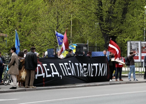   ФОТО: "Руки прочь от нашей страны!" В Риге прошел пикет против вмешательства РФ во внутреннюю политику Латвии