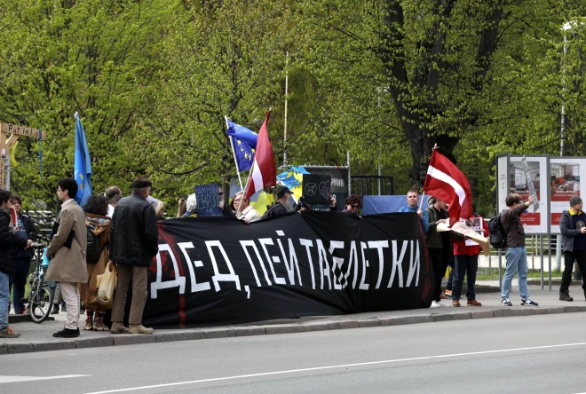 Напротив посольства России были видны флаги Украины, Латвии и Евросоюза.