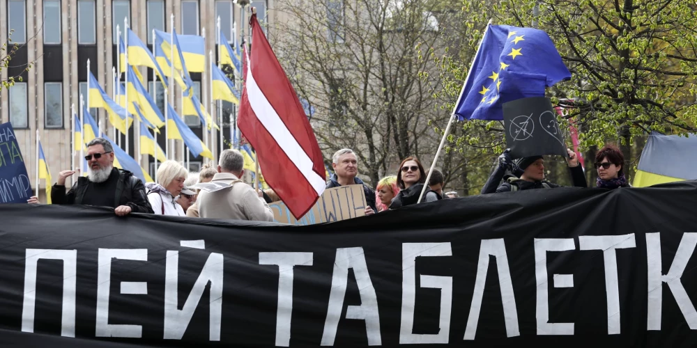 Pie Krievijas vēstniecības norisinās biedrības "Krievu balss Latvijai" rīkotais pikets, iestājoties pret Krievijas iejaukšanos Latvijas iekšpolitikā.