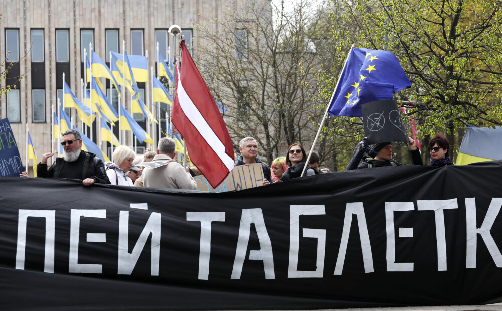 FOTO: krievvalodīgie pie Krievijas vēstniecības piketē pret iejaukšanos Latvijas iekšpolitikā