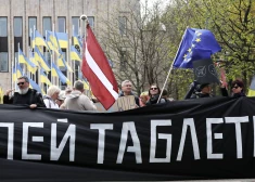 Pie Krievijas vēstniecības norisinās biedrības "Krievu balss Latvijai" rīkotais pikets, iestājoties pret Krievijas iejaukšanos Latvijas iekšpolitikā.