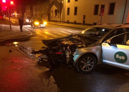 В Риге водитель BMW на большой скорости врезался в такси Bolt и сбежал с места ДТП