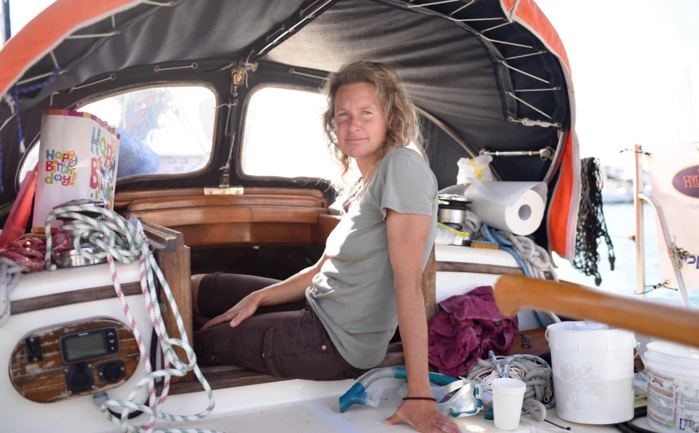 “Kirsten Neuschaffer Makes History as First Woman to Win Golden Globe Race Around the World”