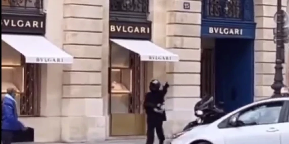 Motociklisti Parīzē "Bvlgari" veikalā nolaupa juvelierizstrādājumi vairāku miljonu eiro vērtībā