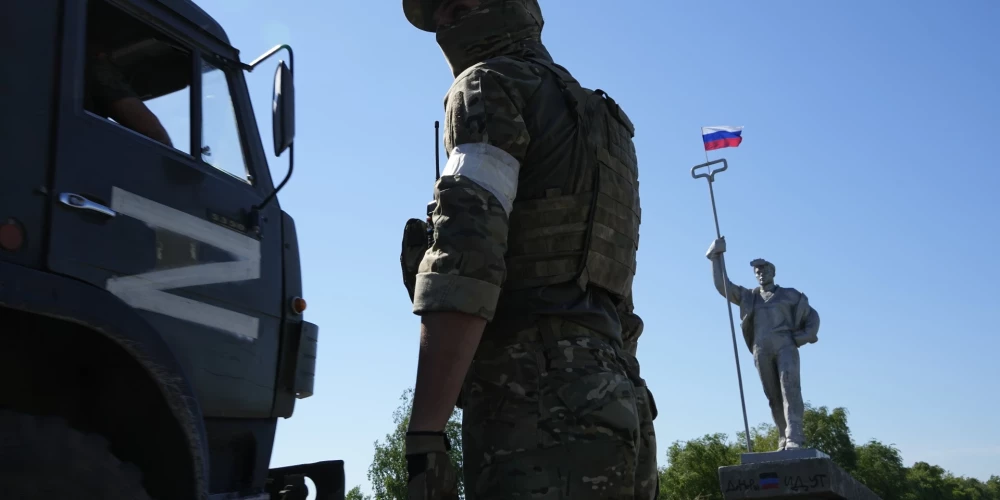 Krievijas karavīrus par nepakļaušanos un žūpošanu iesloga bedrēs