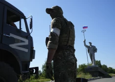 Krievijas karavīrus par nepakļaušanos un žūpošanu iesloga bedrēs