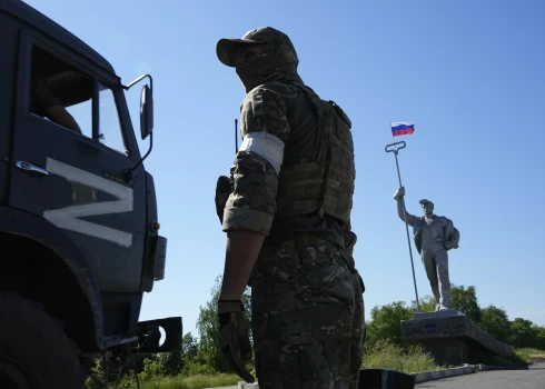 Krievijas karavīrus par nepakļaušanos un žūpošanu iesloga bedrēs