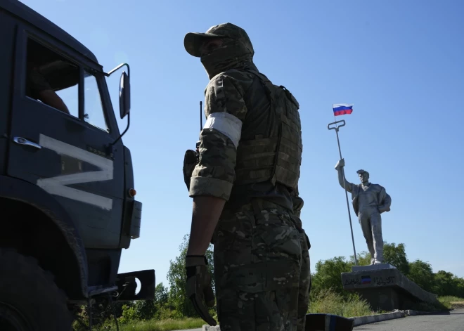 Krievijas karavīrus par nepakļaušanos un žūpošanu iesloga bedrēs