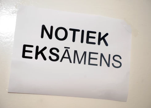 Lapa ar uzrakstu "Notiek eksāmens" Rīgas Šampētera vidusskolā.