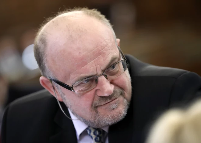 Ādamsonu pratina par maksājumiem meitai un braucieniem uz pirti Maskavā