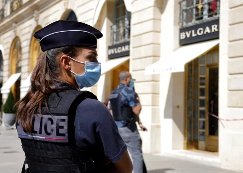 Parīzē nolaupīti juvelierizstrādājumi vairāku miljonu eiro vērtībā
