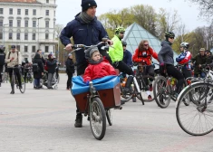 Apvienības "Pilsēta cilvēkiem" pārstāvis Oto Ozols piedalās velobraucienā "Kritiskā masa".