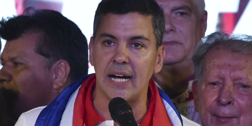 Paragvajā prezidenta vēlēšanās uzvarējis Santjago Penja no valdošās partijas