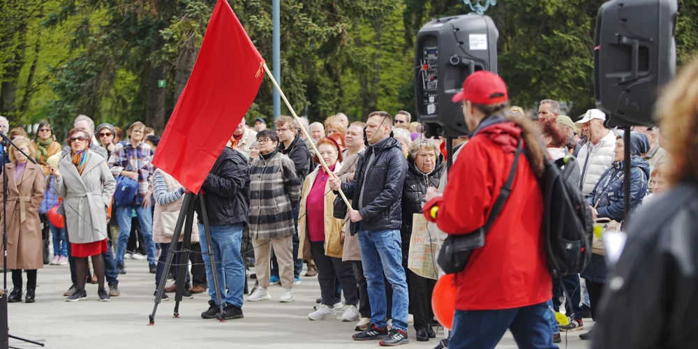 Kāda sagadīšanās, ka karogs "revolūcijas sarkanajā" pie kāta piestiprināts ar striķīti "sirpja un āmura dzeltenajā".